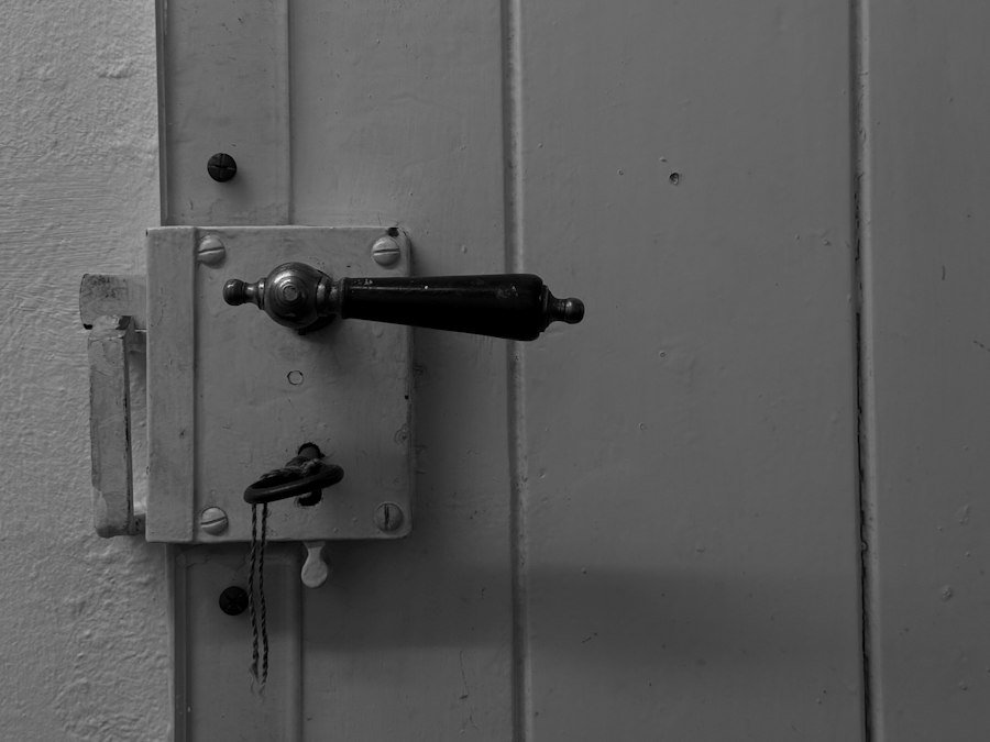 Door handle and lock with key — lock change and rekey